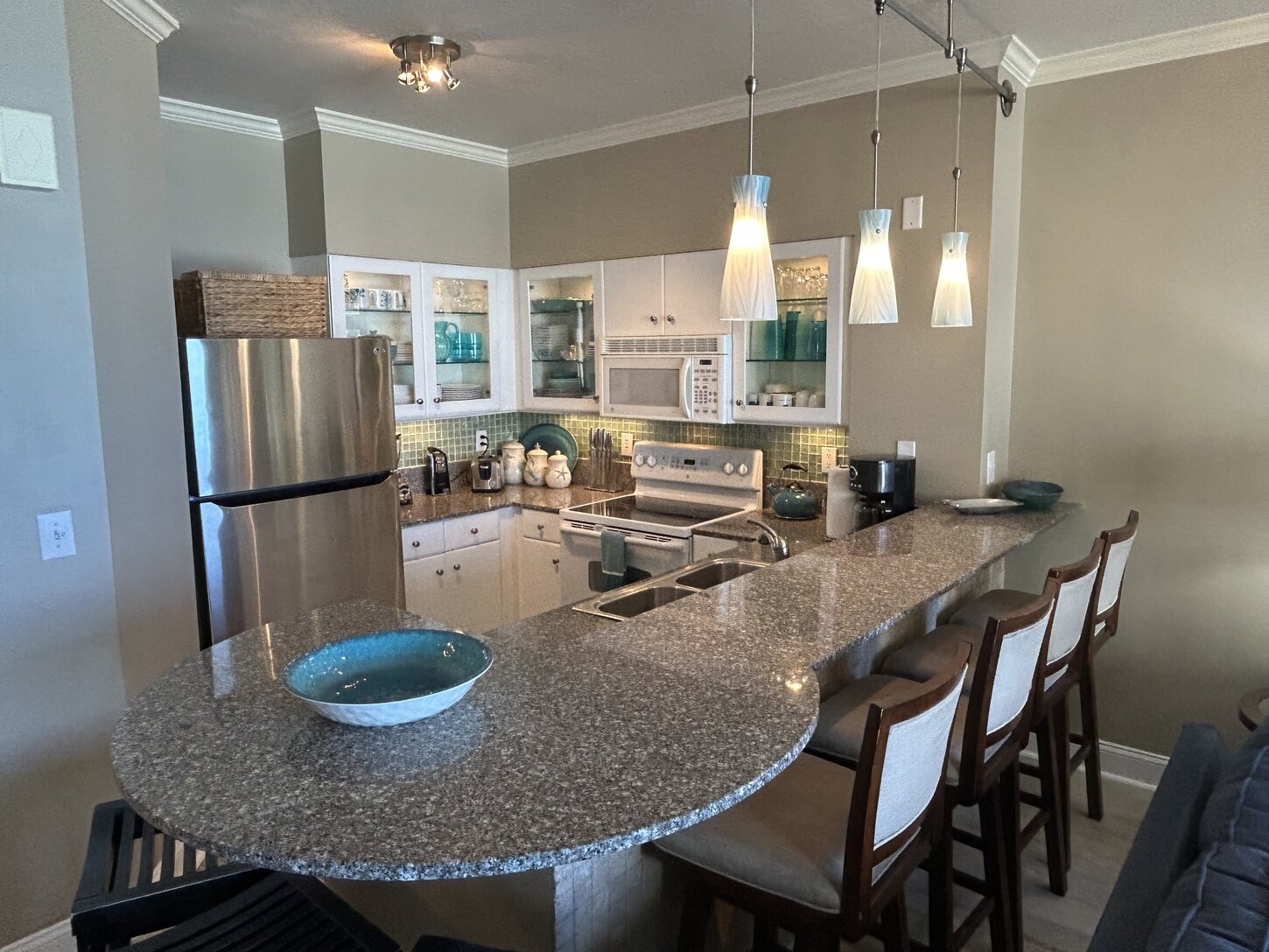 Kitchen has coffee machine, blender, toaster, crock pot, Bosch and LG appliances