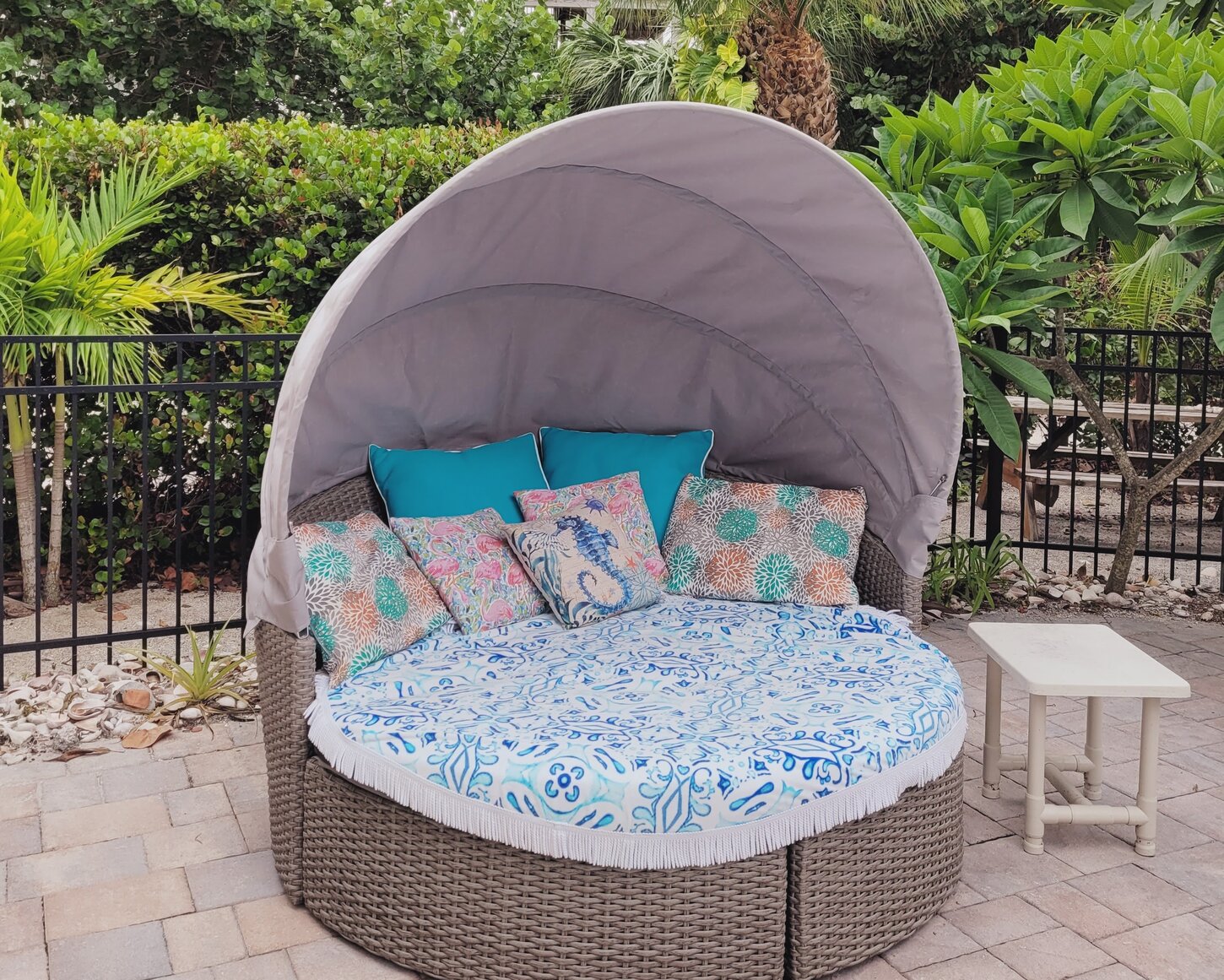 Take a nap in the round bed