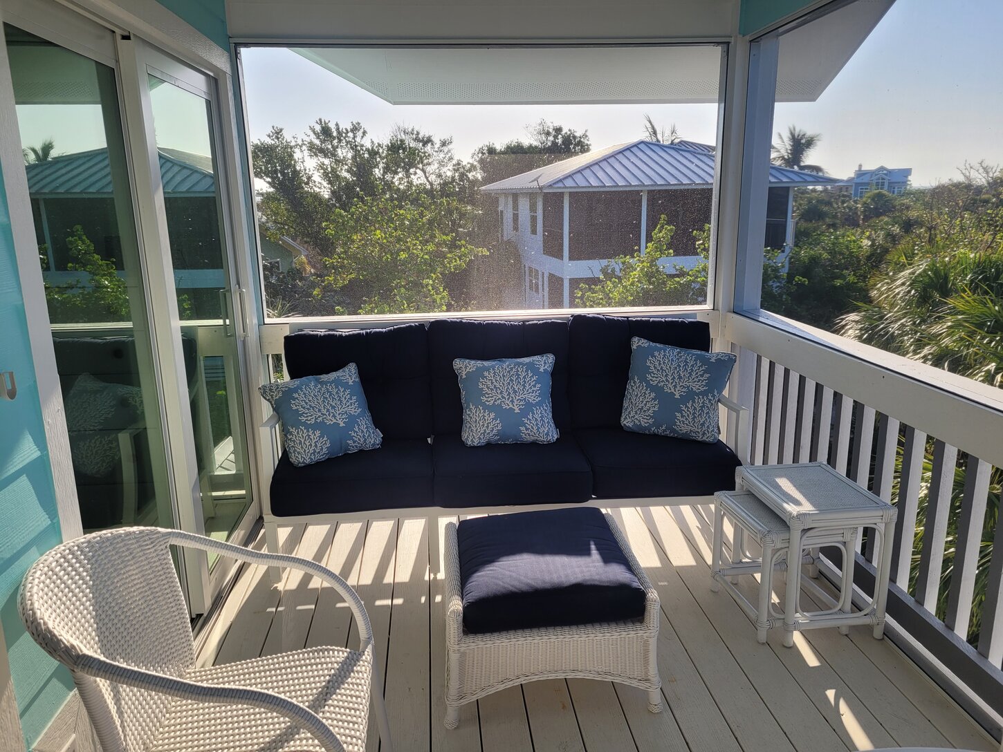 Treetop level Screened patio with comfy seating, or have breakfast at the patio table.
