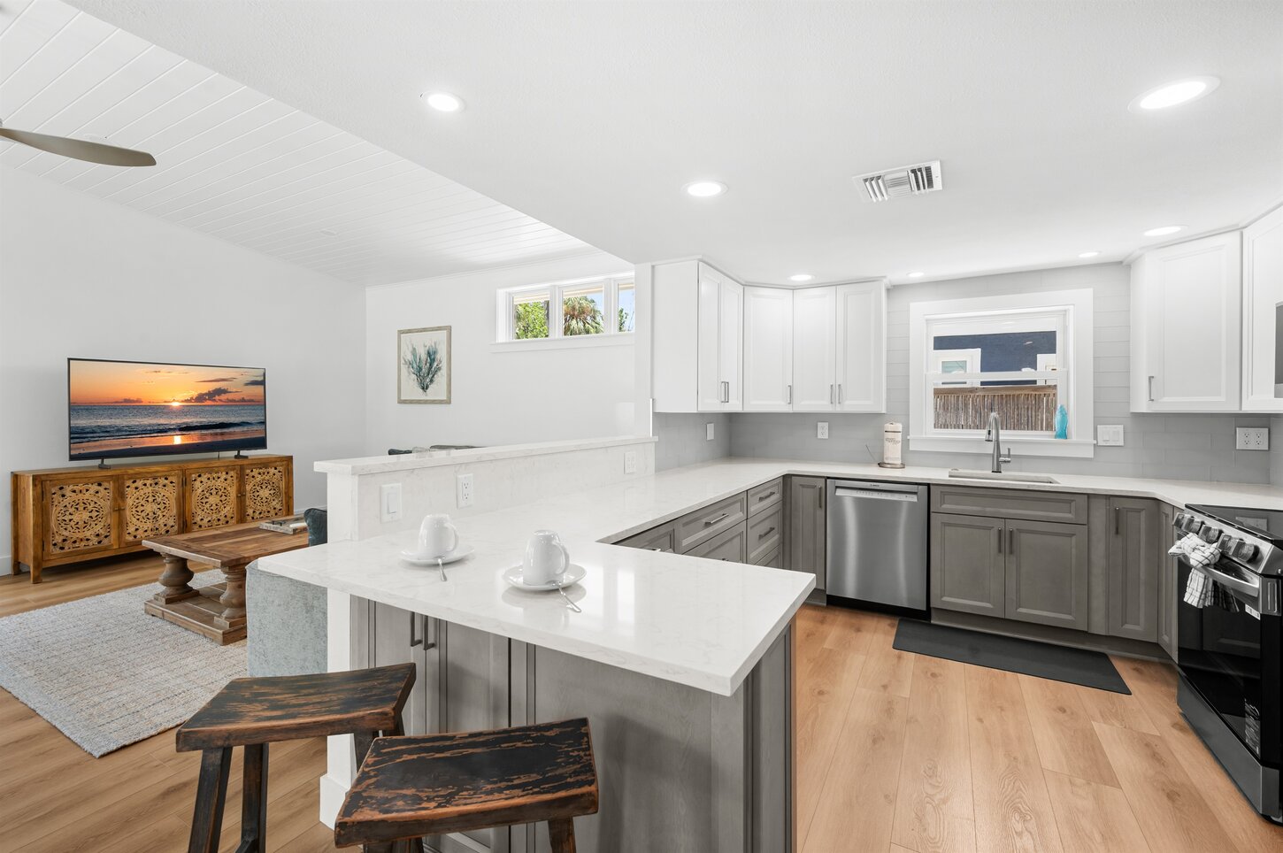 Convenient layout with breakfast bar