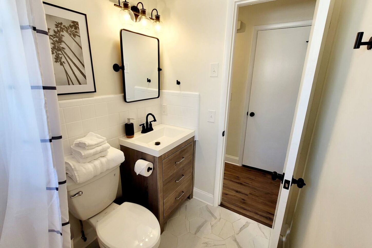 Main Bathroom 