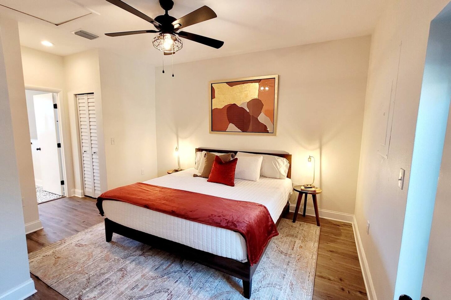 You will enjoy the owners suite with a king size bed and private access to the pool.