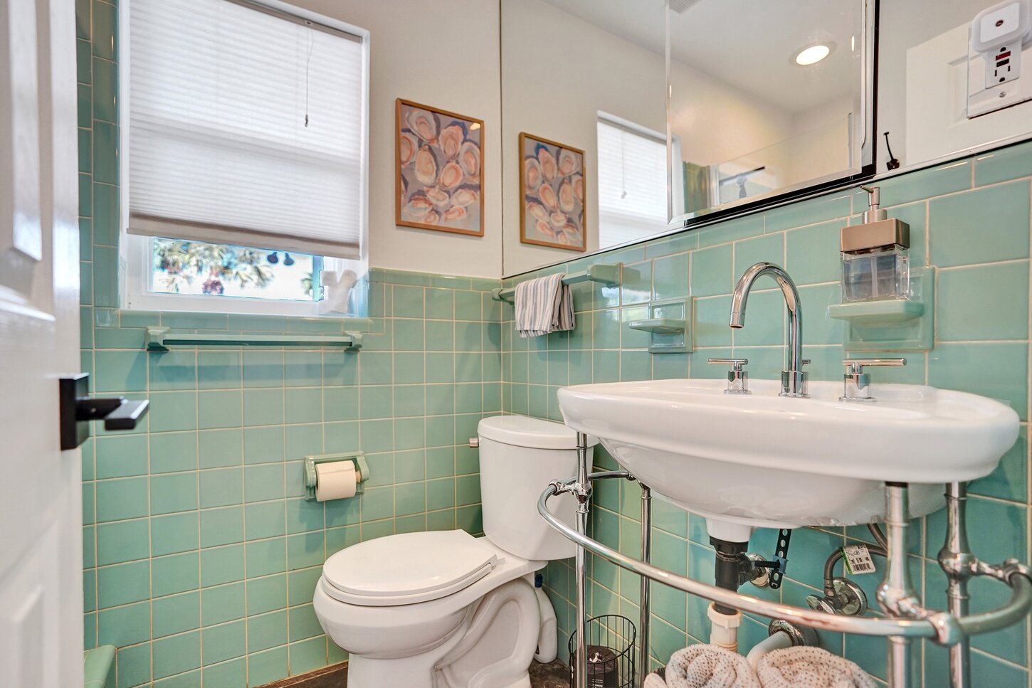 3/2 Private Pool Oasis with Outdoor TV minutes from the Beach and