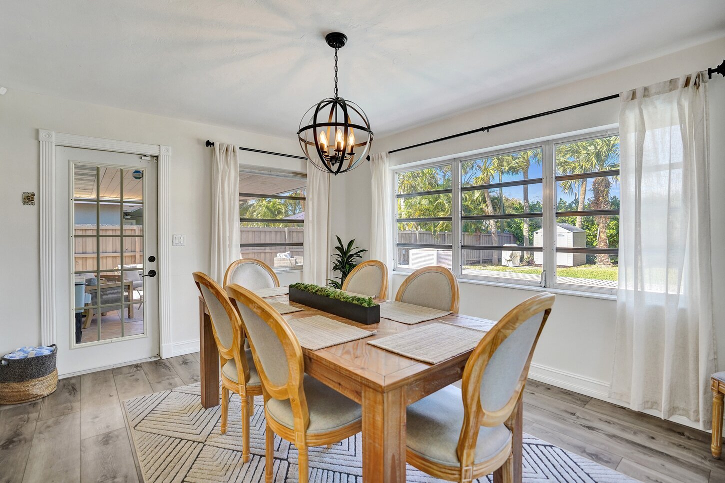 3/2 Private Pool Oasis with Outdoor TV minutes from the Beach and