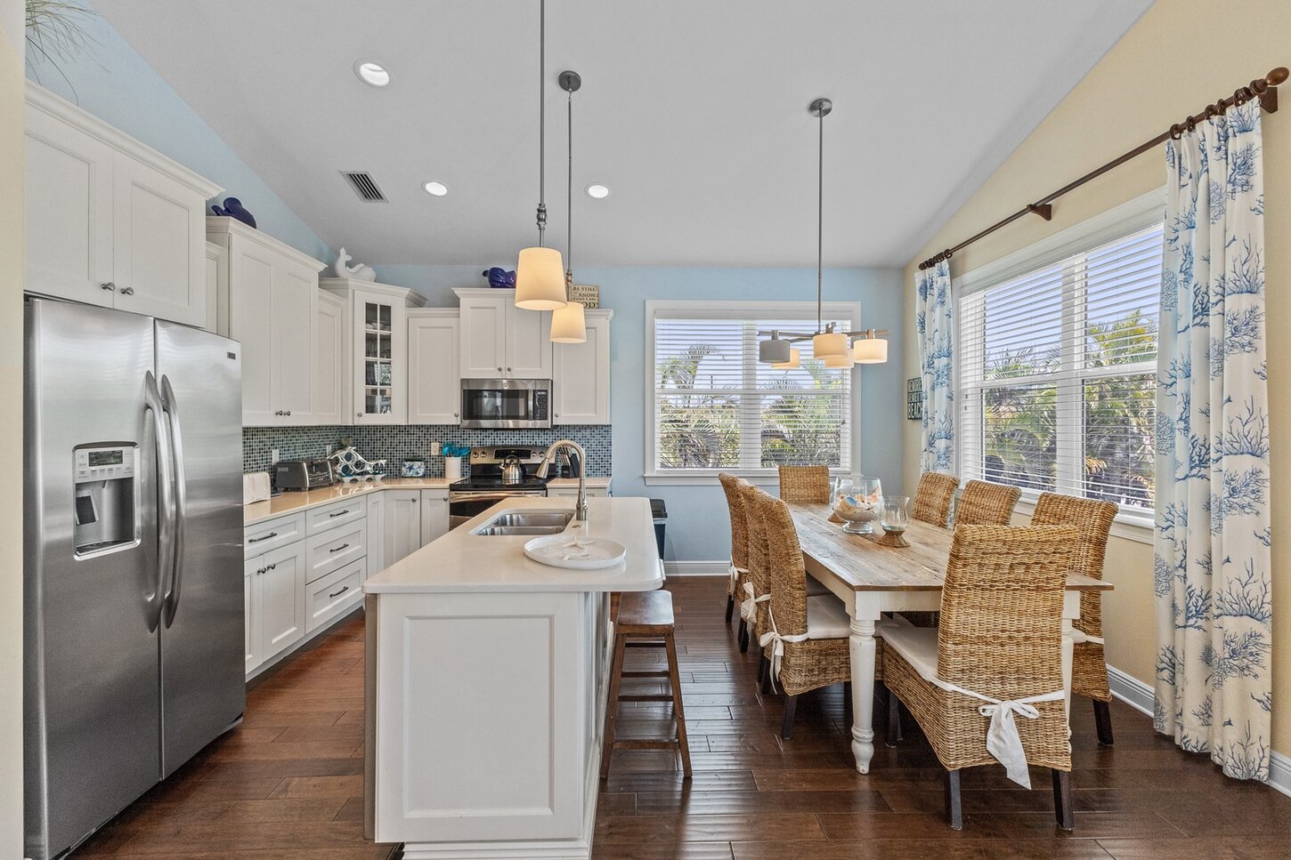 Kitchen and dining room for 6
