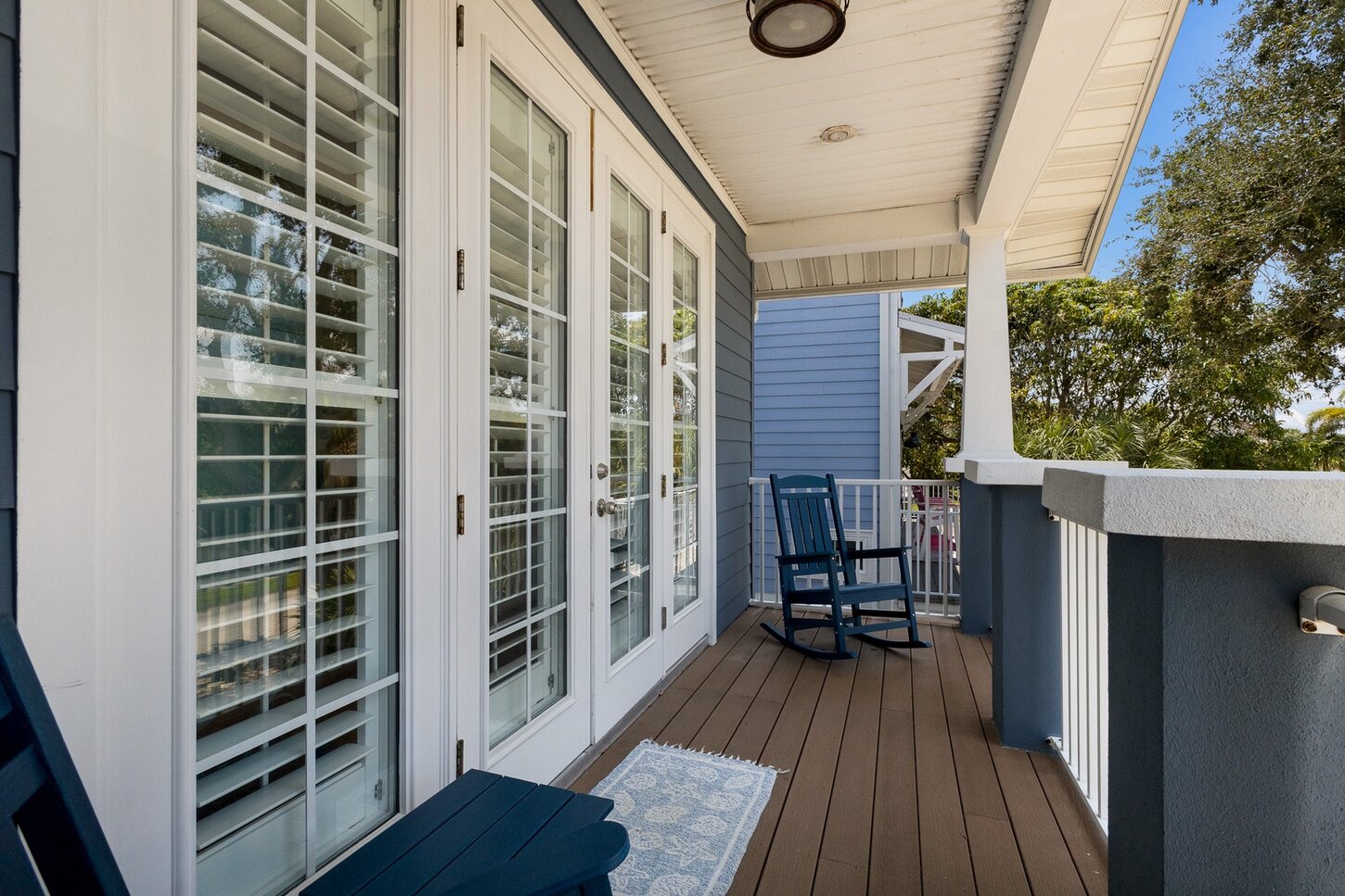 Spacious deck with rockers