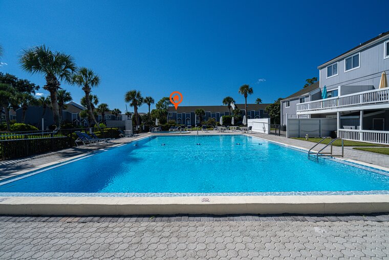 Relaxing Abode: Walk to Private Beach + Pools,Pets