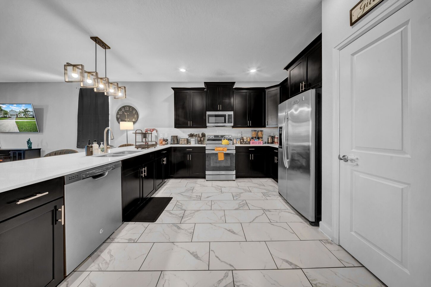  A luxurious chefs kitchen  with premium appliances,  AC,  coffee,  tea, sugar, dishwasher, and  WiFi for an elevated stay.