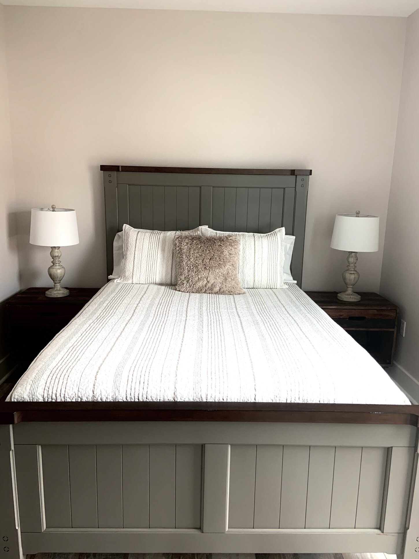 Queen room (mid-level)