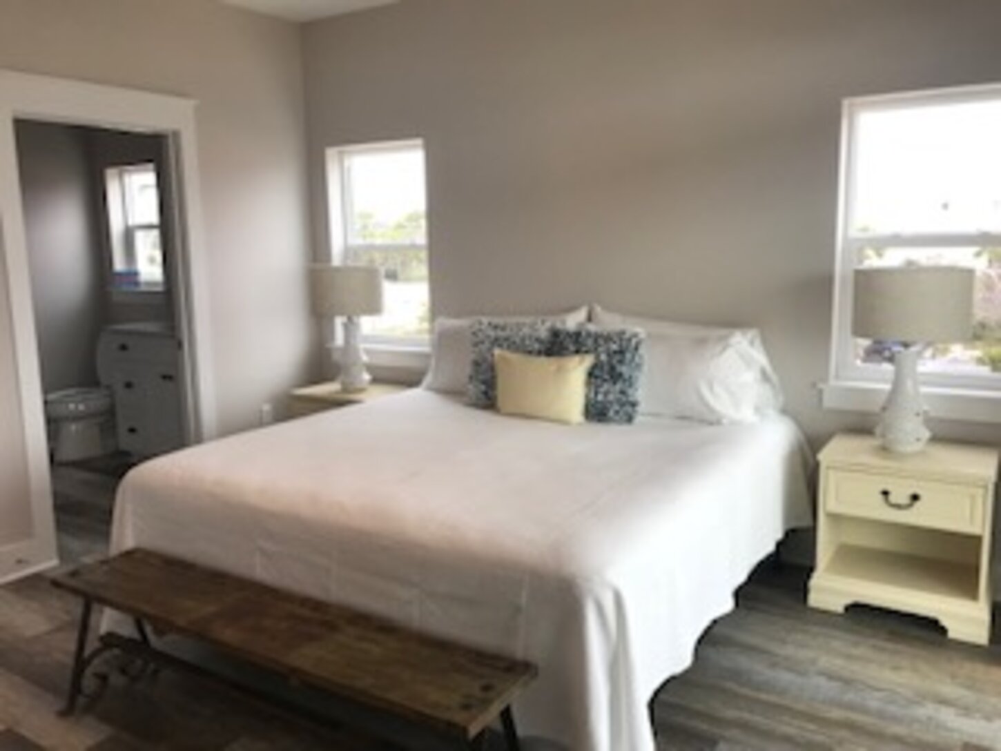 Mid-level South King Suite