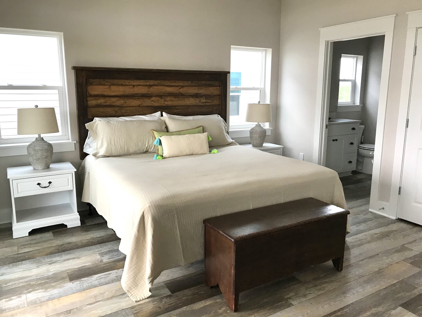 Mid-level North King suite