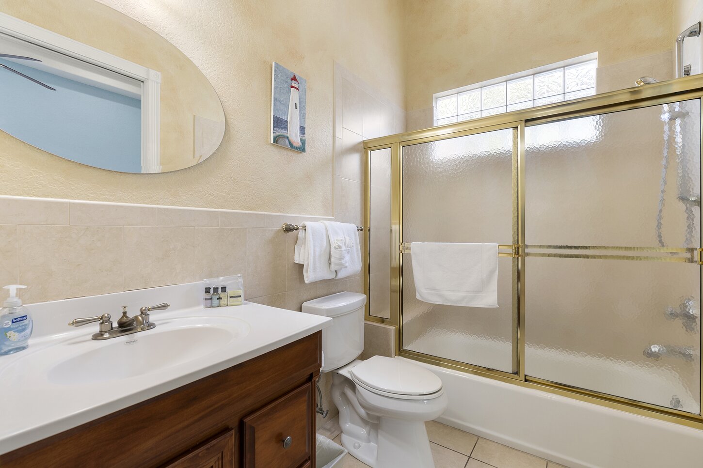Bathroom with entrance from the hallway and kids bedroom