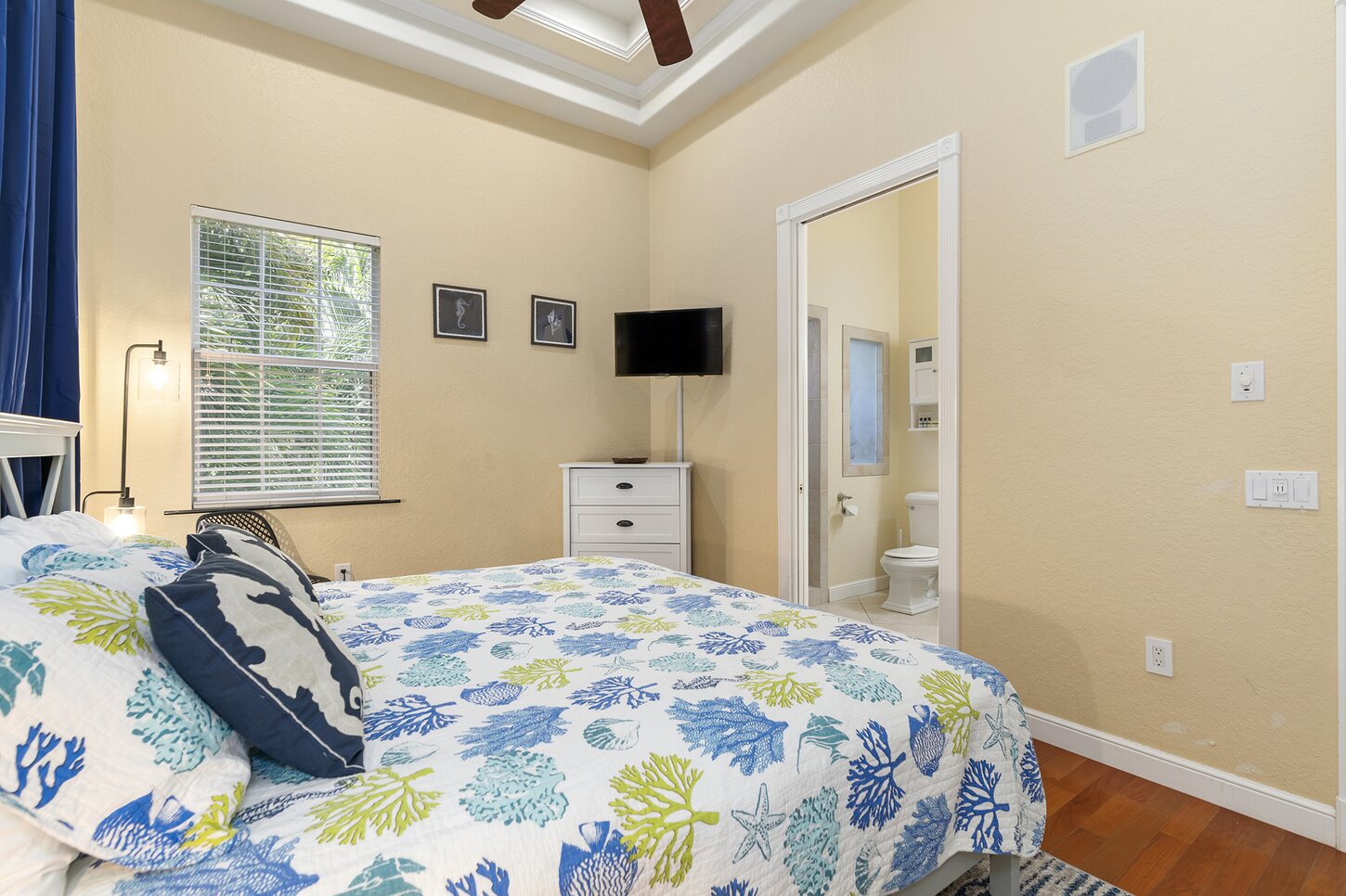 Suite 2  King bed
