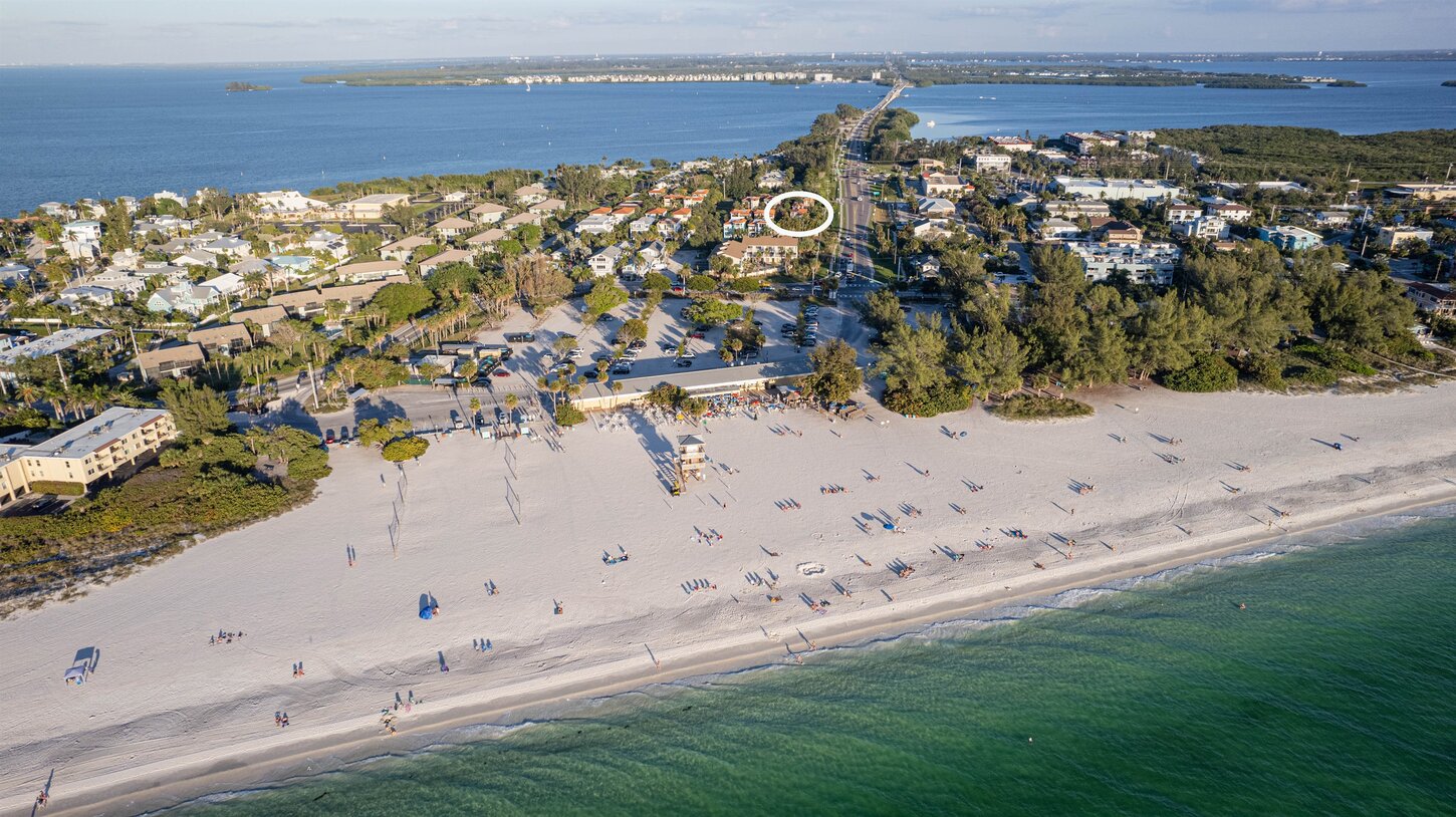 Steps to the beach, grocery, restaurants, free trolley, etc..