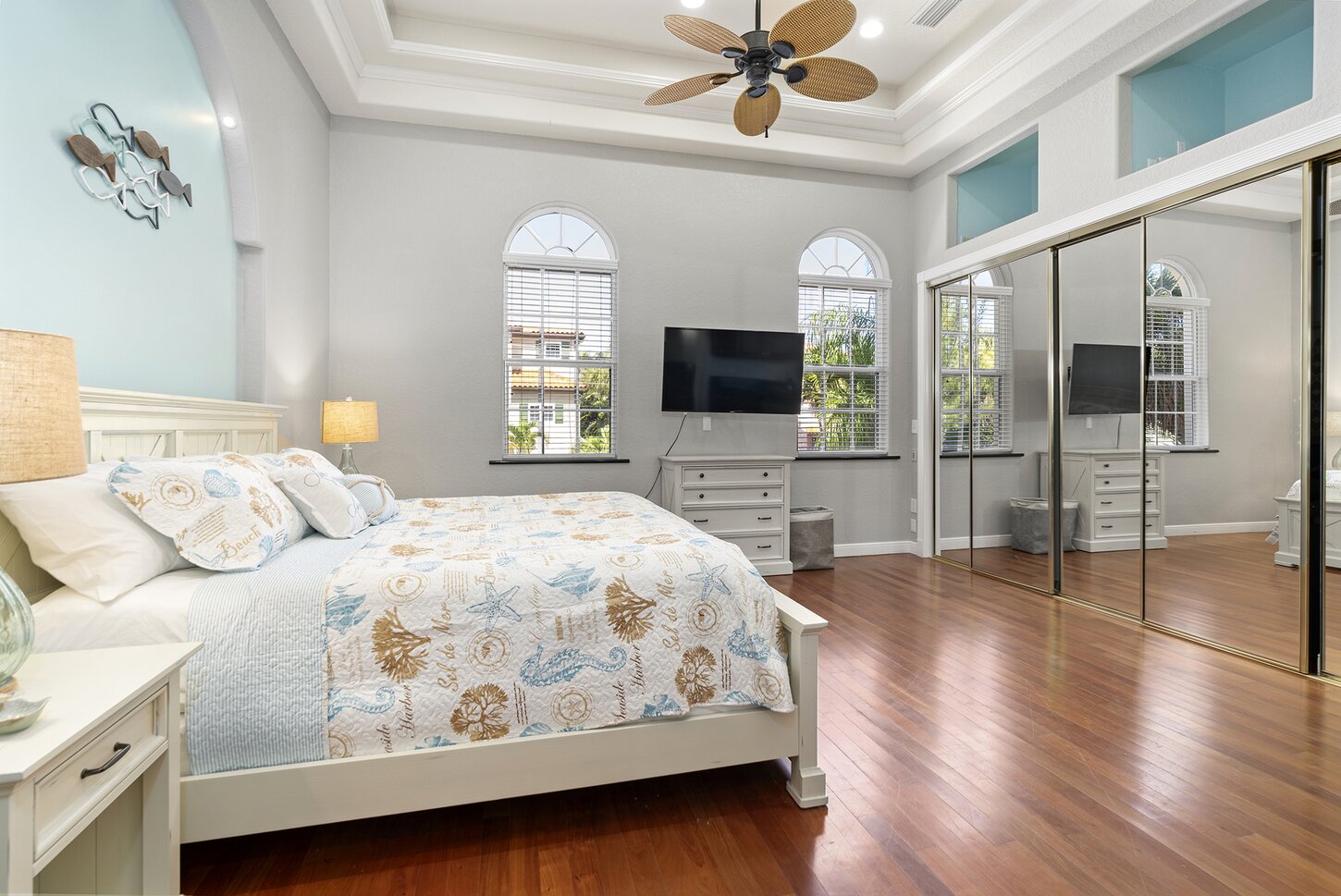 Suite 1  King bed