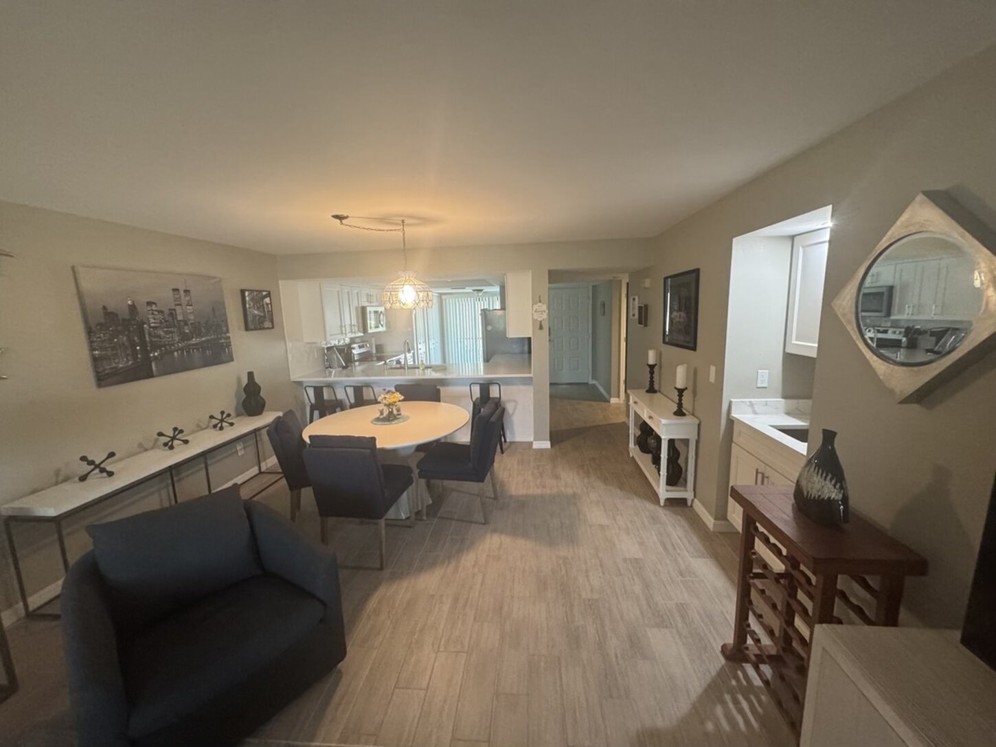Dinning area and wet bar (Turn Phone Sideways for Full Picture)