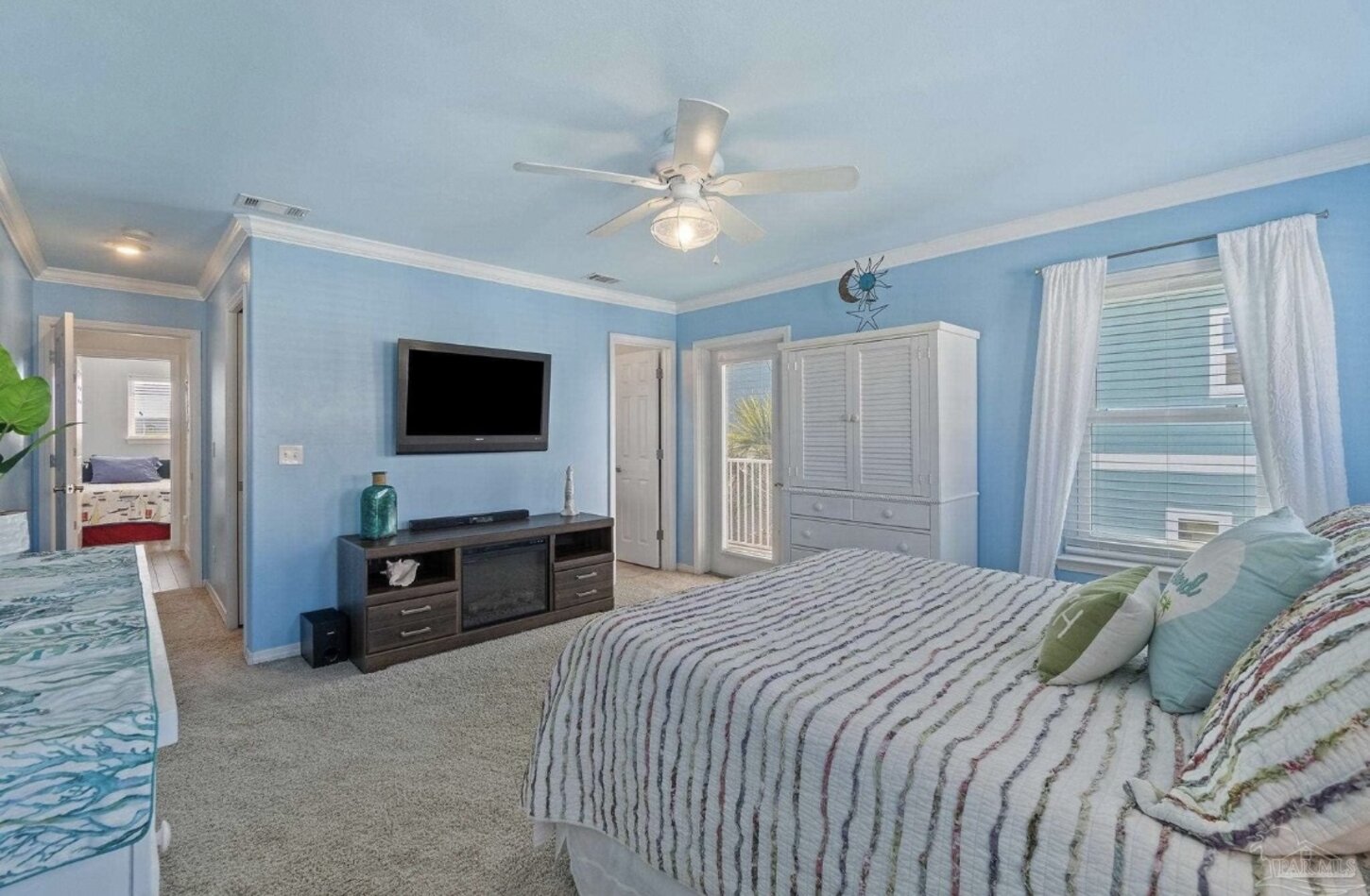 Queen bedroom on top level