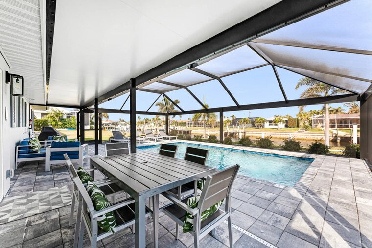 Capri- Waterfront Retreat - Pool-Dock-Bikes-Kayaks