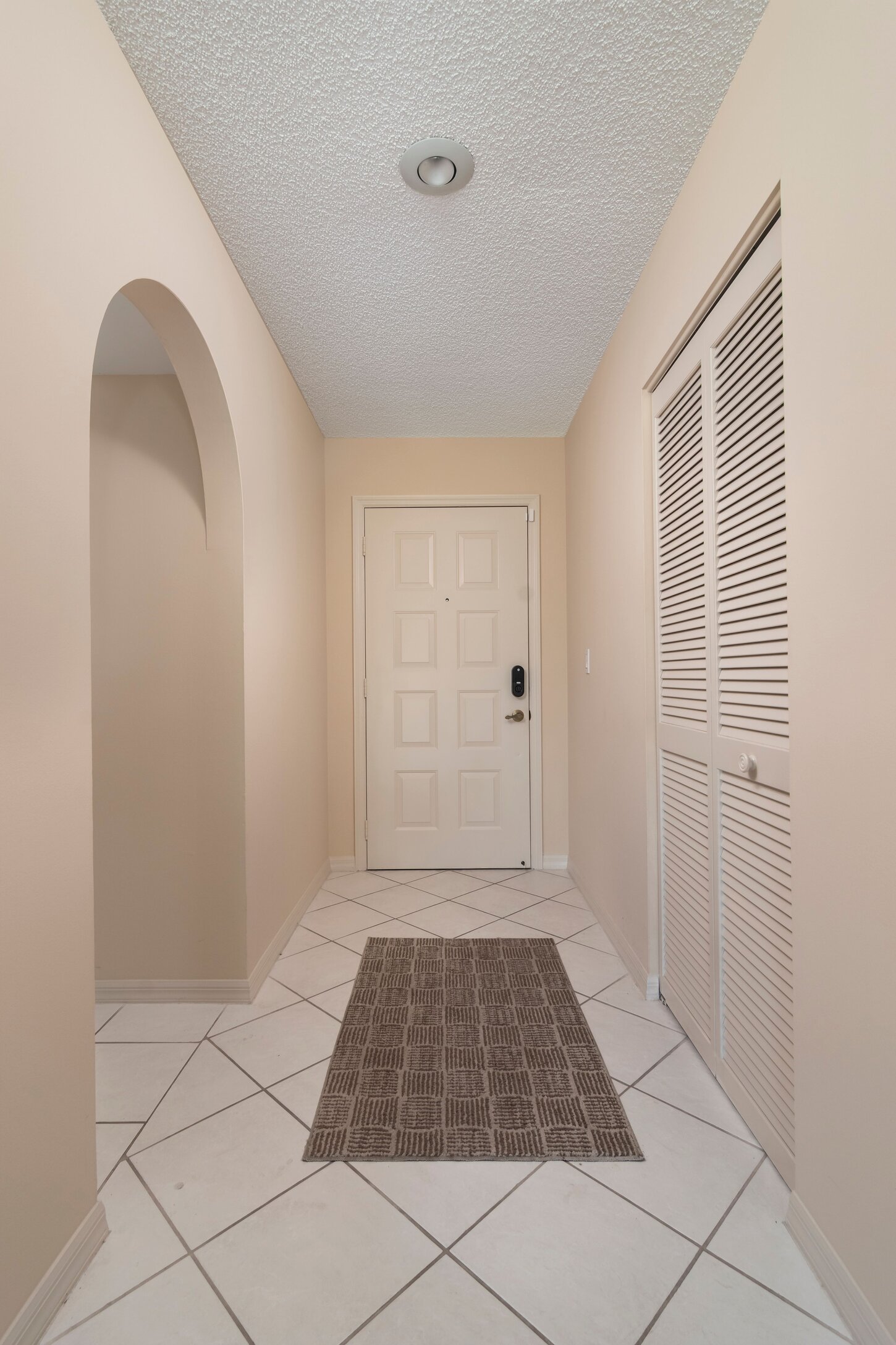 Private Entrance in the Condo with the Kitchen on the left and the Guest Suite to the right.The guest suite has a privacy door to hallway