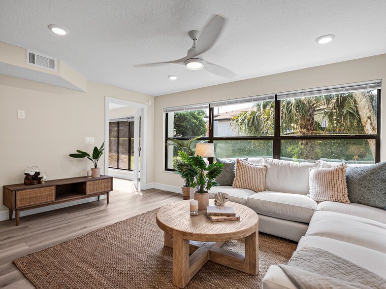 Newly Renovated 3/2 west of 41 in Parkshore!