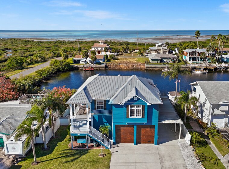 Manatee time! Waterfront Home, floating dock, kayaks, paddle boards, gulf access