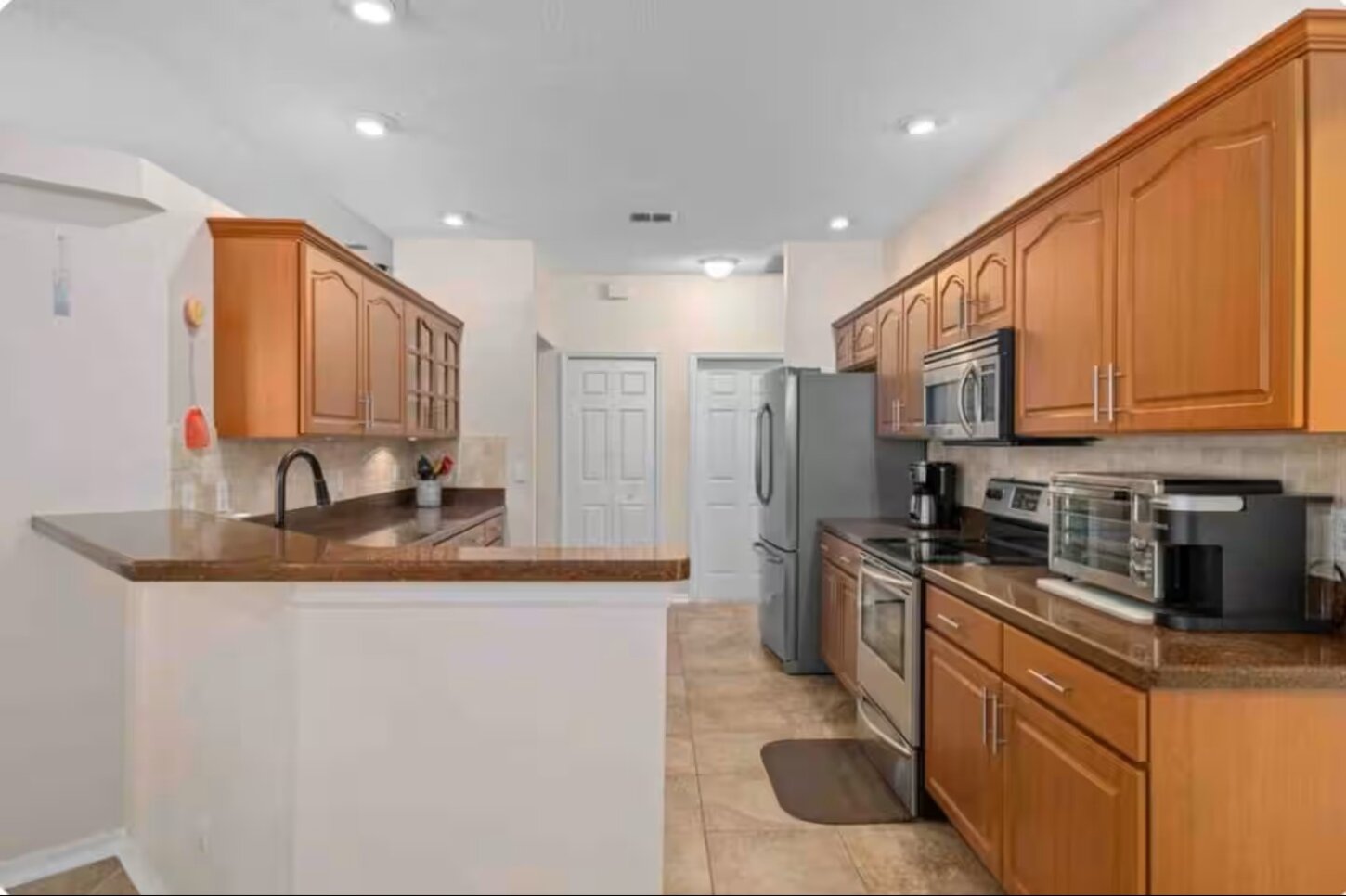 Plenty room for dancing while cooking together in this big and open kitchen! 