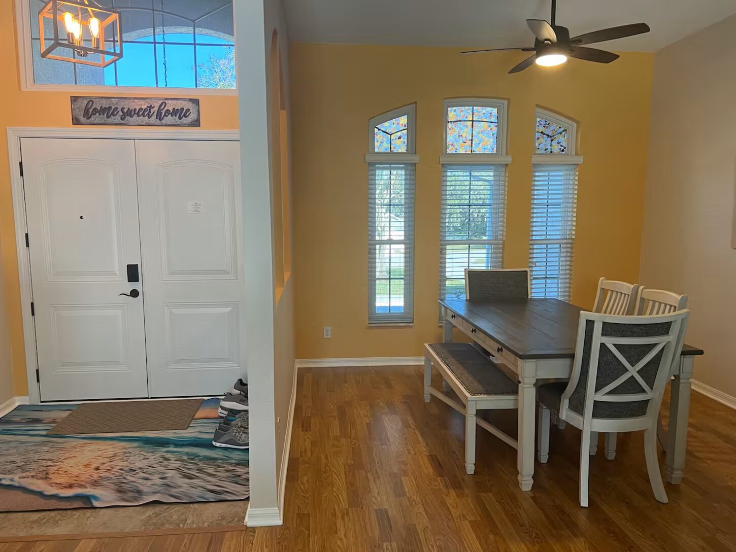 Spacious and large dining room area with table for 6.