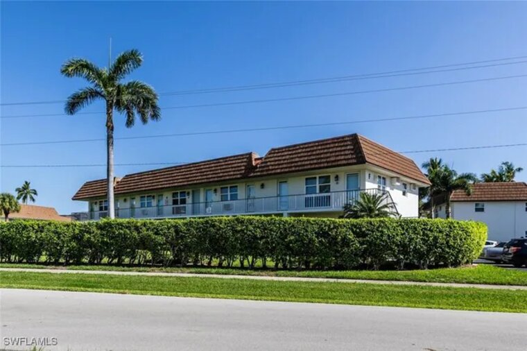 Marco Island Studio – Walk to Beach, Dining & Shops  (Short-term or year-long lease available) 