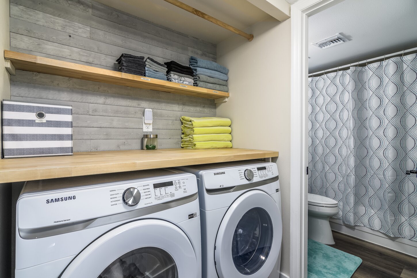 Towels and Linens Provided, Washer and Dryer in unit